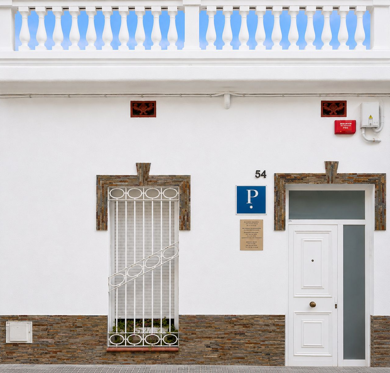 Fachada del Hostal Coll, número 54 de la Calle del Seis de San Isidro