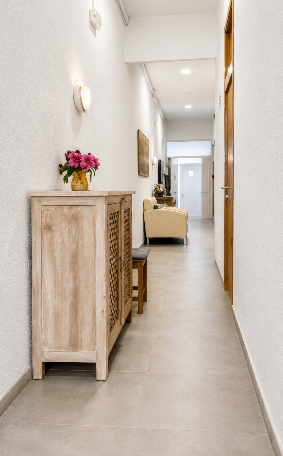 Pasillo con cómoda y sala de estar